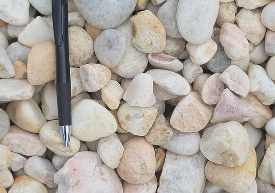 White Gravel 1–2 inch size shown beside a pen for scale
